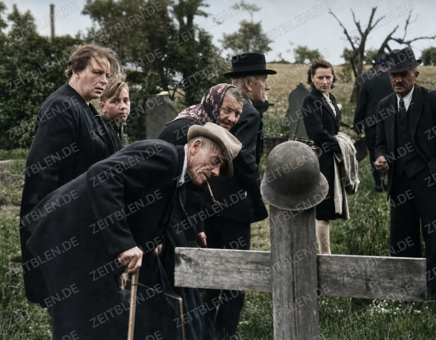Besucher am Friedhof des verlassenen Dorfes Gruorn
