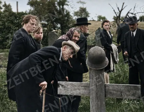 Besucher am Friedhof des verlassenen Dorfes Gruorn