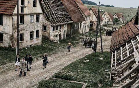 Besuchergruppen in der verlassenen Dorfstraße von Gruorn