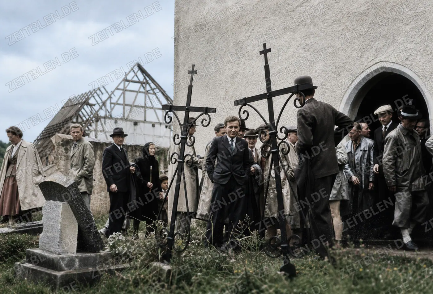 Besucher am Kirch- oder Friedhofseingang von Gruorn