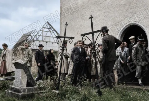 Besucher am Kirch- oder Friedhofseingang von Gruorn