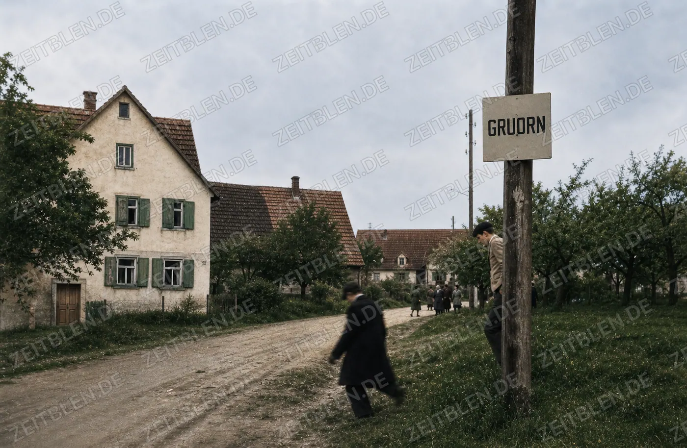 Ortsschild und Dorfstraße im verlassenen Gruorn