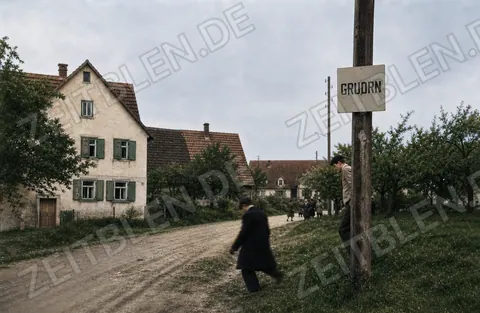 Ortsschild und Dorfstraße im verlassenen Gruorn