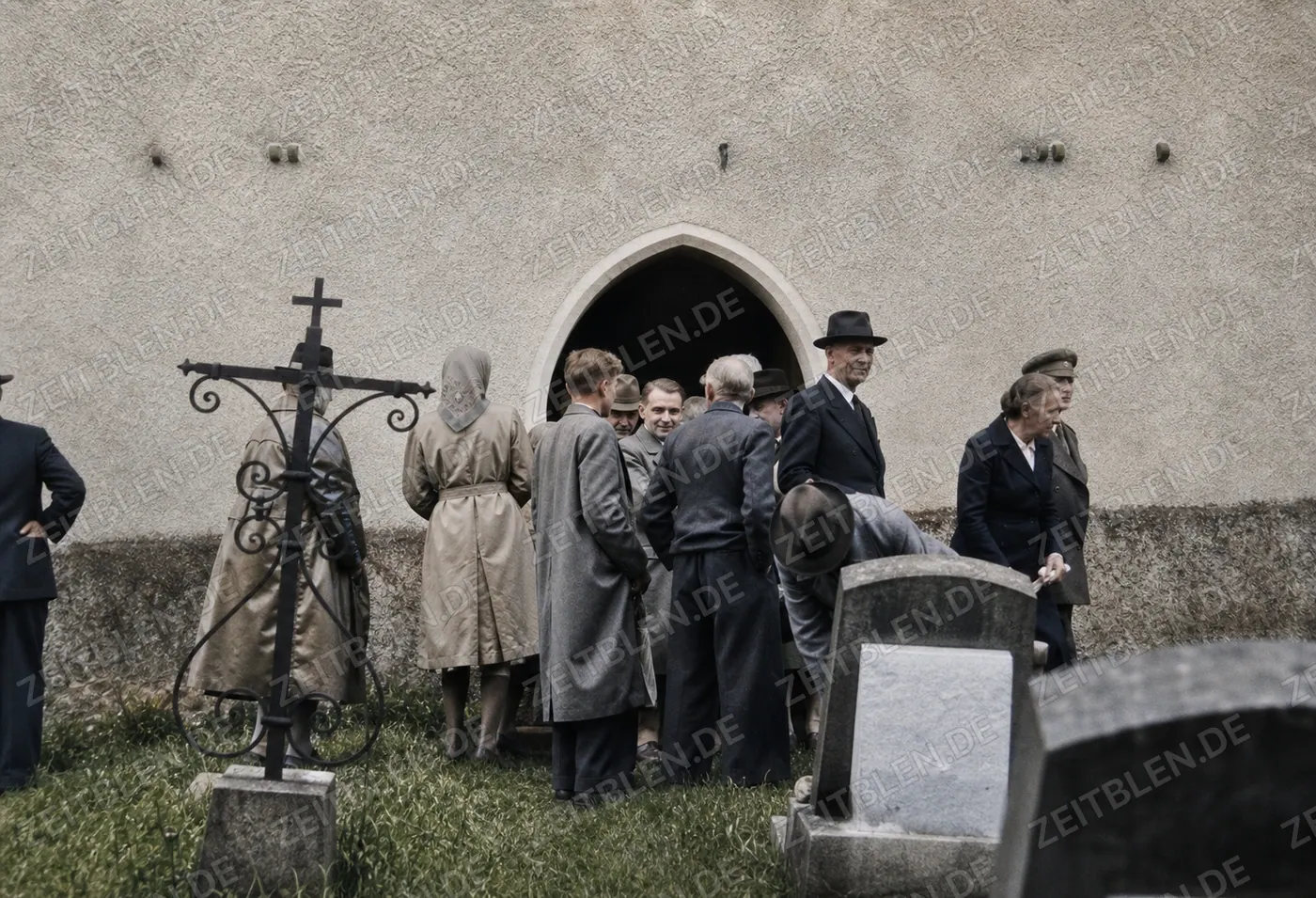 Besuchergruppe am Friedhofseingang von Gruorn