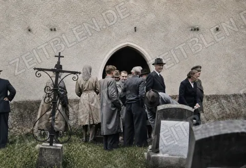 Besuchergruppe am Friedhofseingang von Gruorn