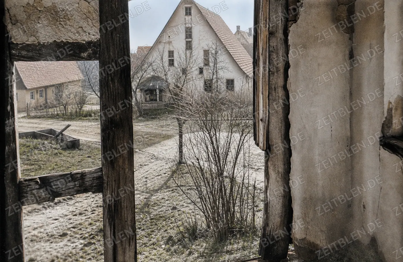 Blick aus einem beschädigten Haus auf die Dorfstraße von Gruorn