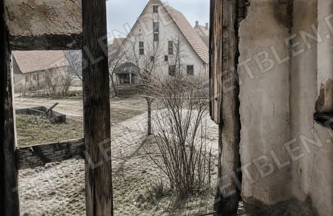 Blick aus einem beschädigten Haus auf die Dorfstraße von Gruorn