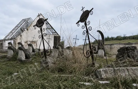 Überwachsene Grabkreuze auf dem Friedhof von Gruorn