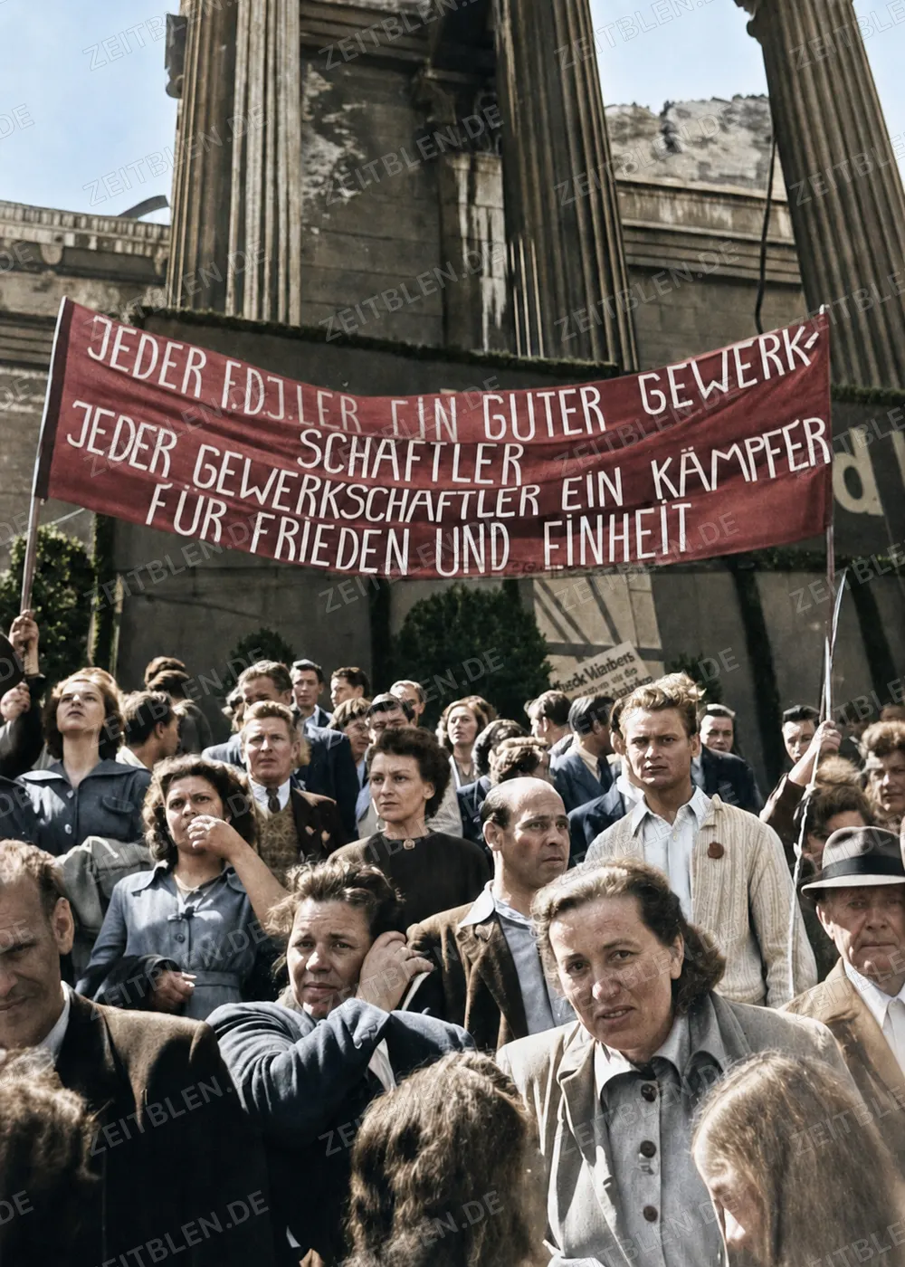 Gewerkschaftsbanner bei der Maifeier am Königsplatz
