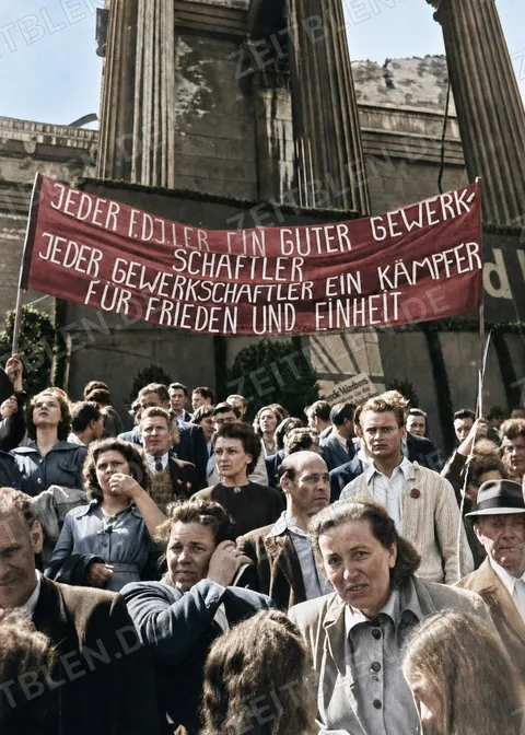 Gewerkschaftsbanner bei der Maifeier am Königsplatz