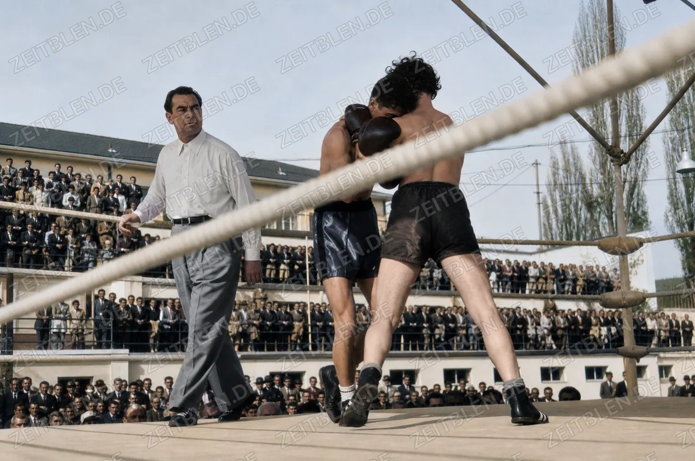 Boxring mit Max Schmeling als Ringrichter