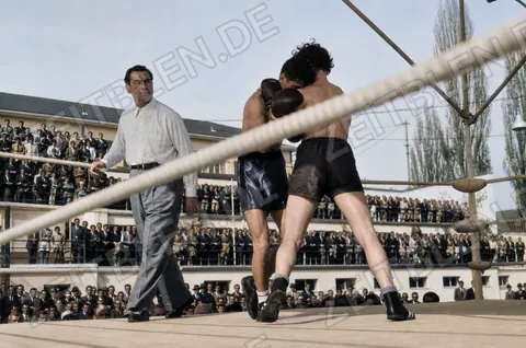 Boxring mit Max Schmeling als Ringrichter