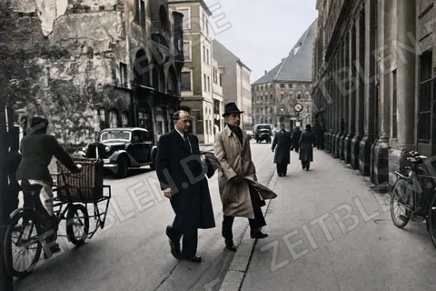 Straßenszene zwischen Münchner Kriegsruinen
