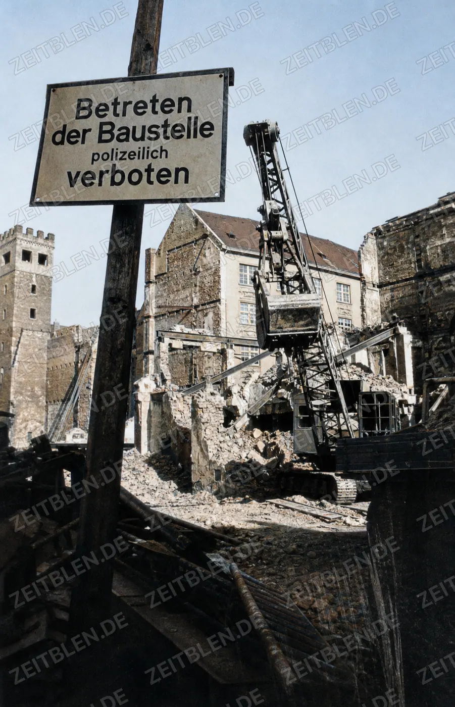 Kranarbeiten an einer Münchner Ruinenbaustelle
