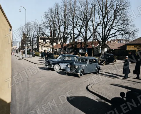 Autoverkehr an einer Münchner Kreuzung