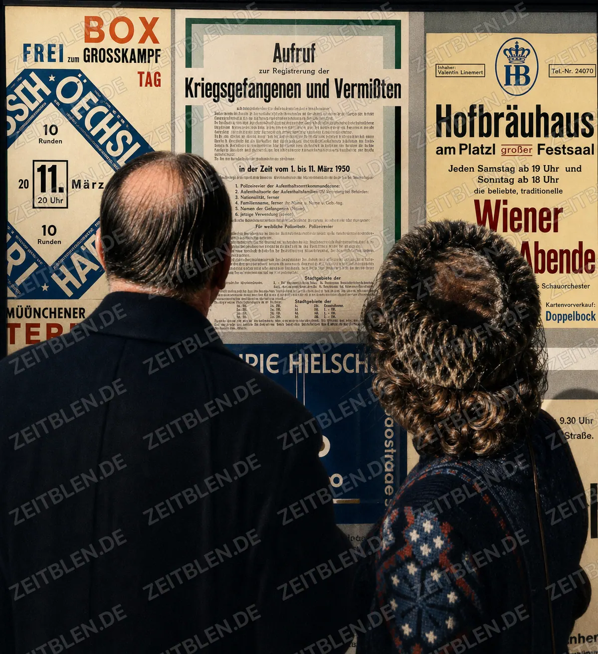 Passanten vor einem Münchner Plakataushang und lesen das Plakat über Kriegsgefangene und V