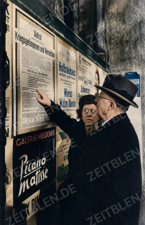Lesende vor Bekanntmachung zu Kriegsgefangenen und Vermissten