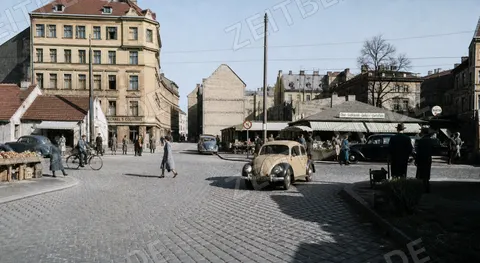 Münchner Straßenverkehr auf Kopfsteinpflaster