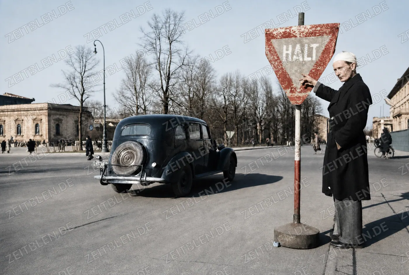 Mann am Halt-Schild im Münchner Straßenverkehr