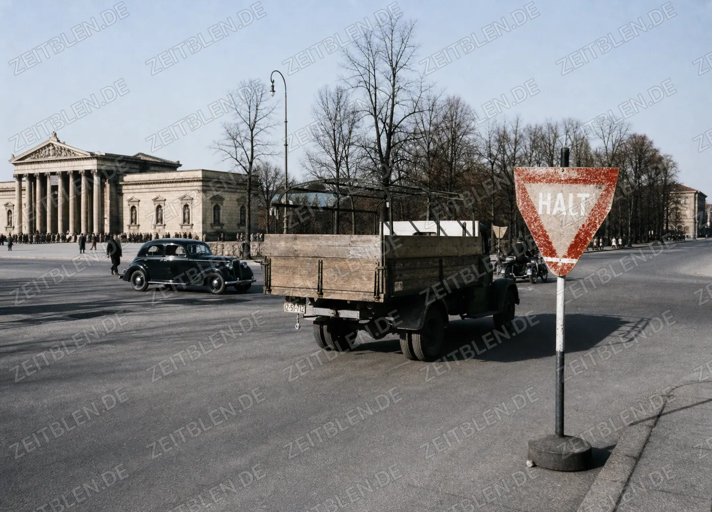 Halt-Schild und Lastwagen am Münchner Königsplatz