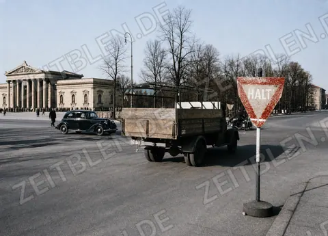 Halt-Schild und Lastwagen am Münchner Königsplatz