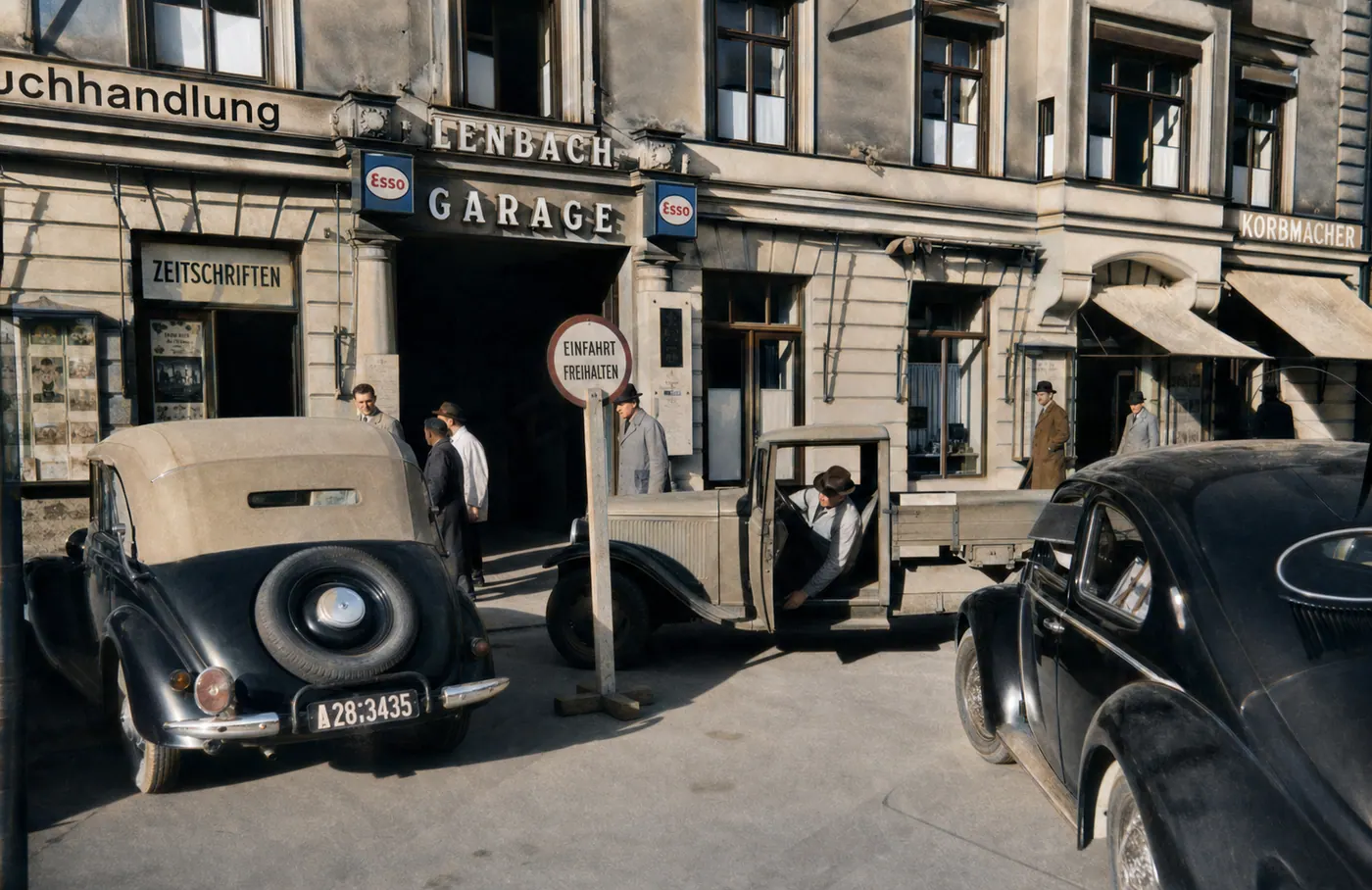 Leinbach-Garage und parkende Autos in München