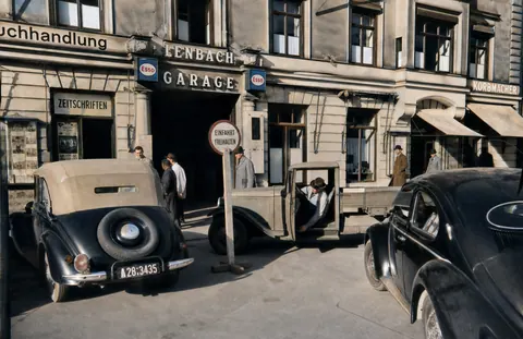 Leinbach-Garage und parkende Autos in München