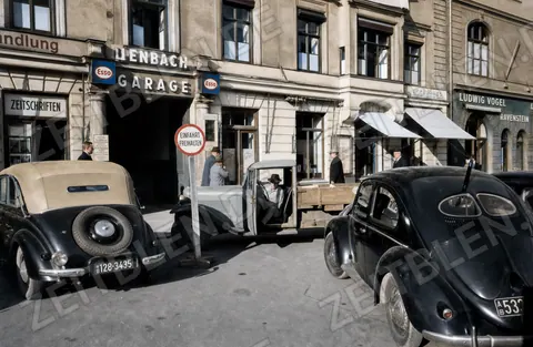 Garageneinfahrt und Autoverkehr vor der Leinbach-Garage