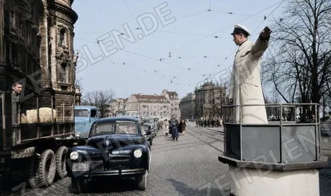 Verkehrspolizist auf Podest im Münchner Straßenverkehr