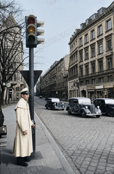 Ampel und Verkehrsposten in einer Münchner Straße