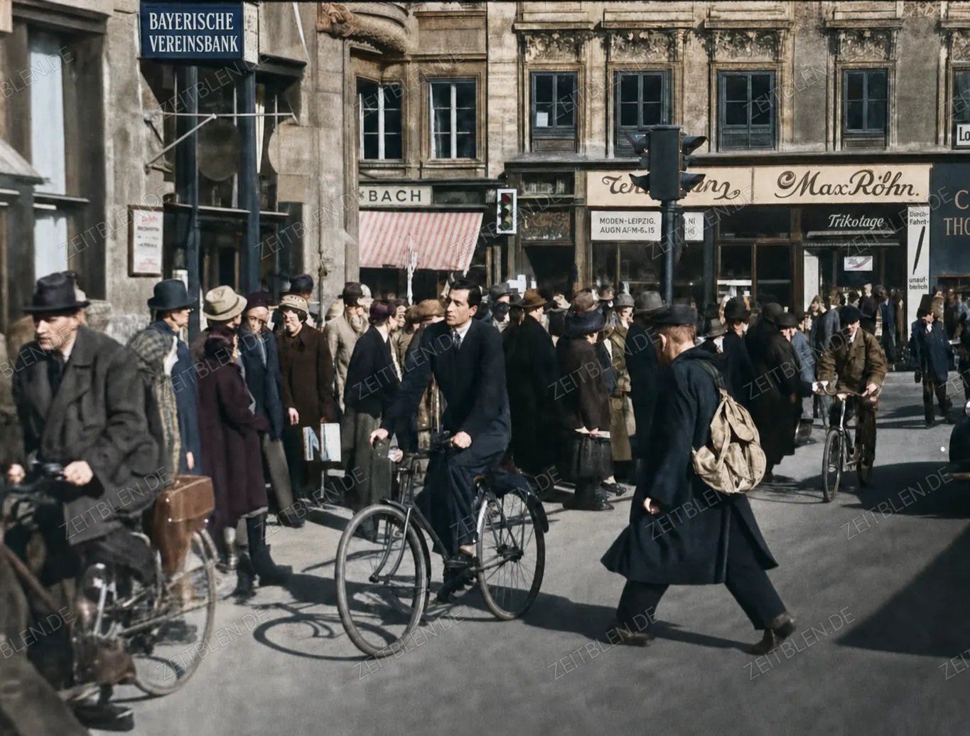 Belebter Münchner Straßenverkehr vor Geschäftshäusern