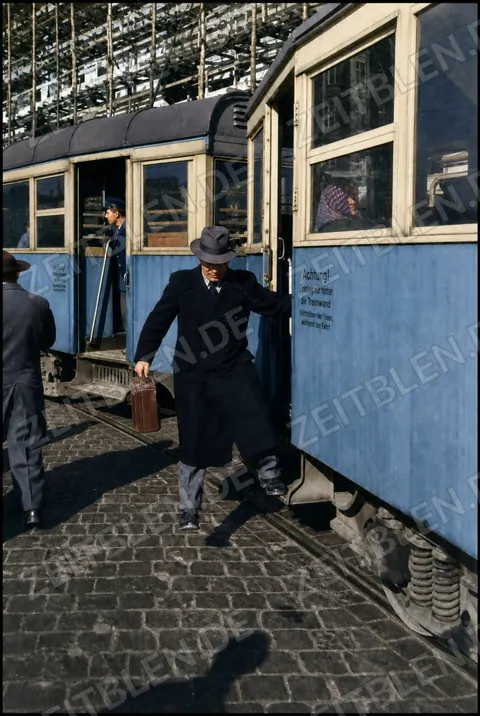 Aussteigen aus der Trambahn in München