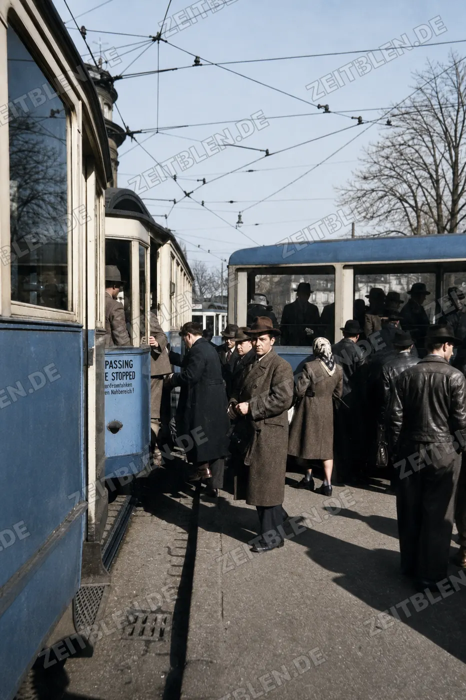 Fahrgäste an einer Münchner Straßenbahnhaltestelle