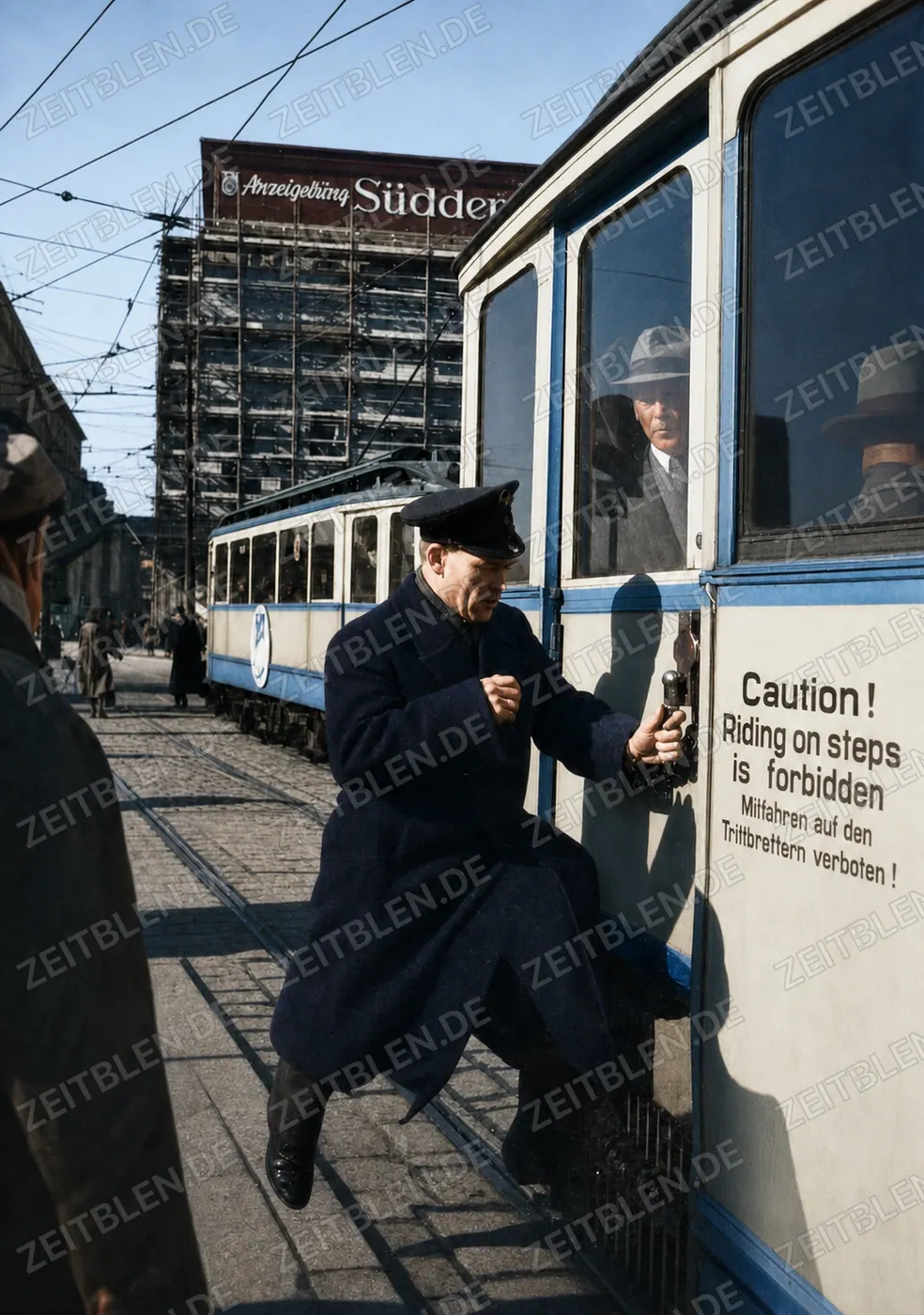Fahrgast an der abfahrenden Münchner Straßenbahn