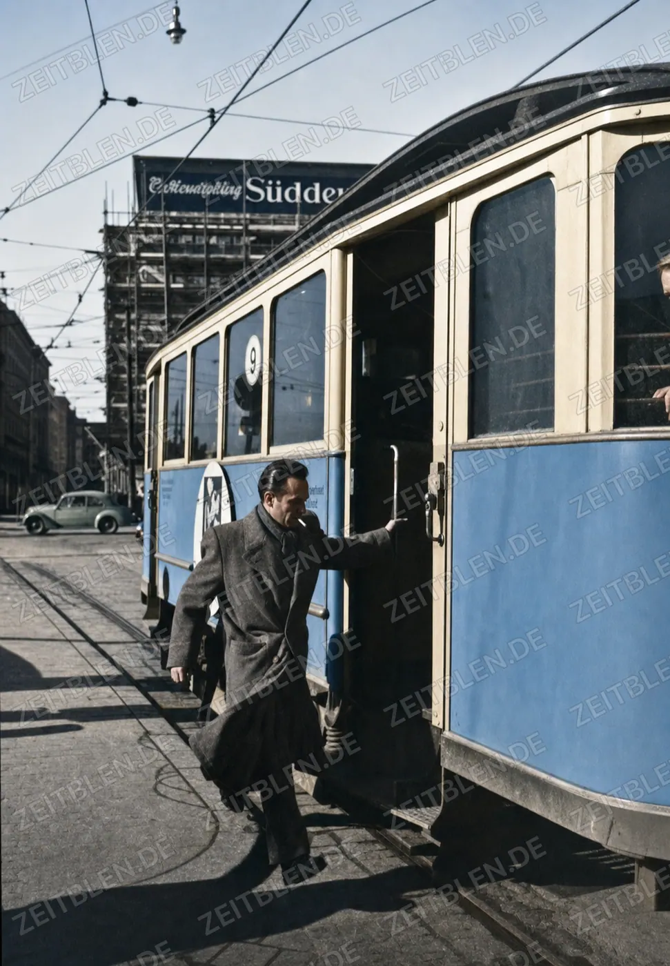 Eiliger Einstieg in die Tram am Münchner Stachus