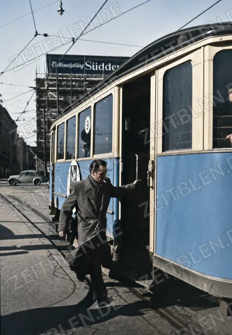 Eiliger Einstieg in die Tram am Münchner Stachus