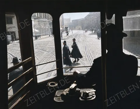 Blick über die Schulter eines Münchner Straßenbahnfahrers