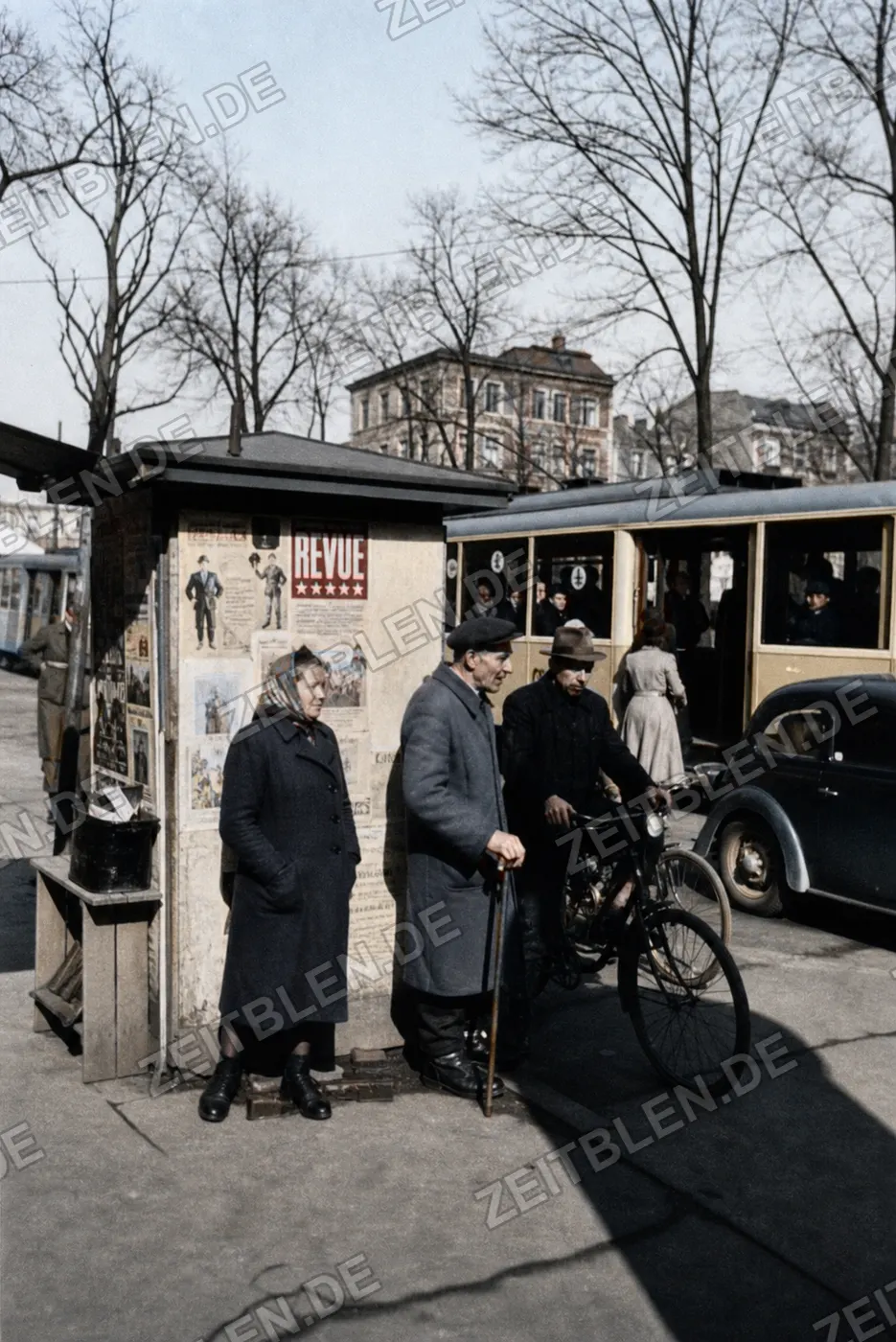 Passanten vor Plakaten in einer Münchner Straße