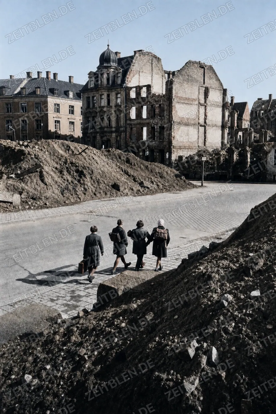 Fußgänger zwischen Trümmerbergen in München