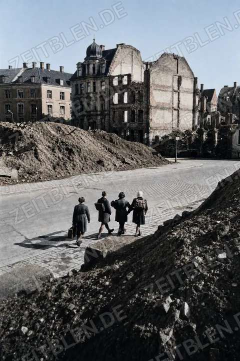 Fußgänger zwischen Trümmerbergen in München