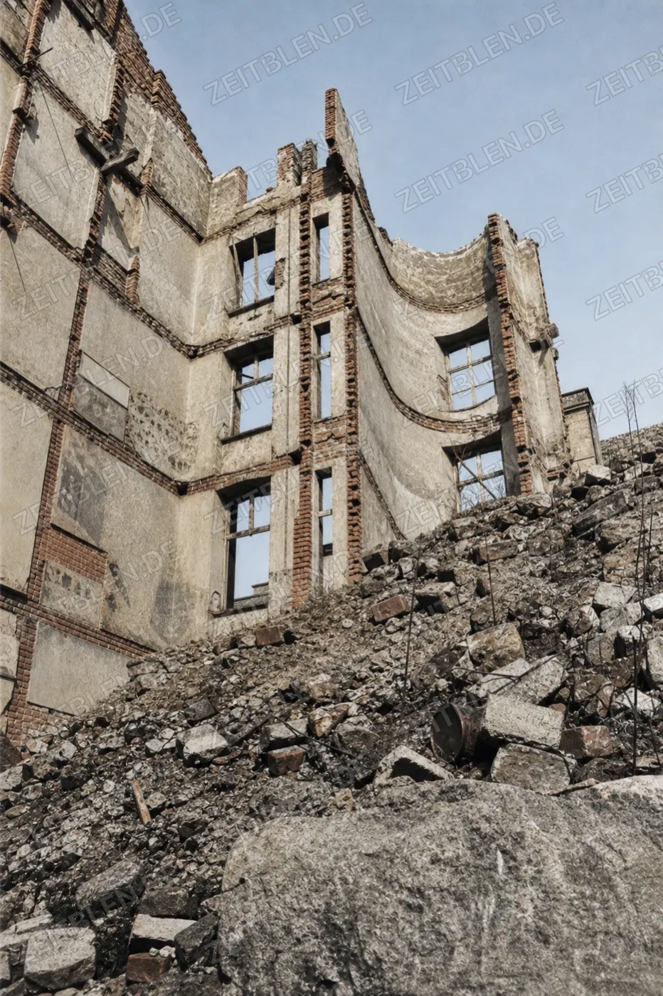 Zerstörte Münchner Hausfassade über Trümmerschutt