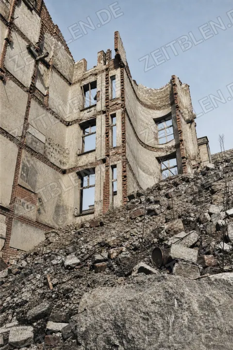 Zerstörte Münchner Hausfassade über Trümmerschutt