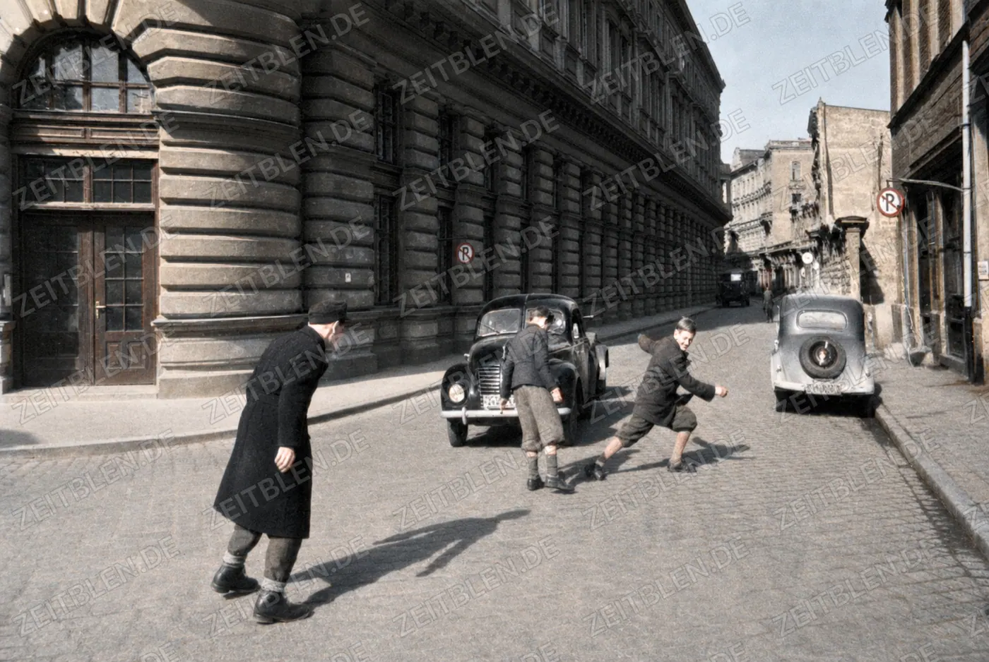 Straßenspiel von Jungen im Nachkriegsmünchen