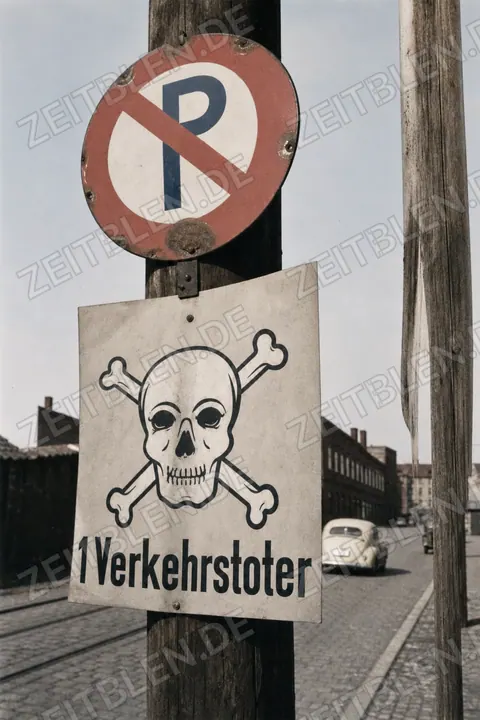 Warnschild „1 Verkehrstoter“ im Münchner Straßenraum