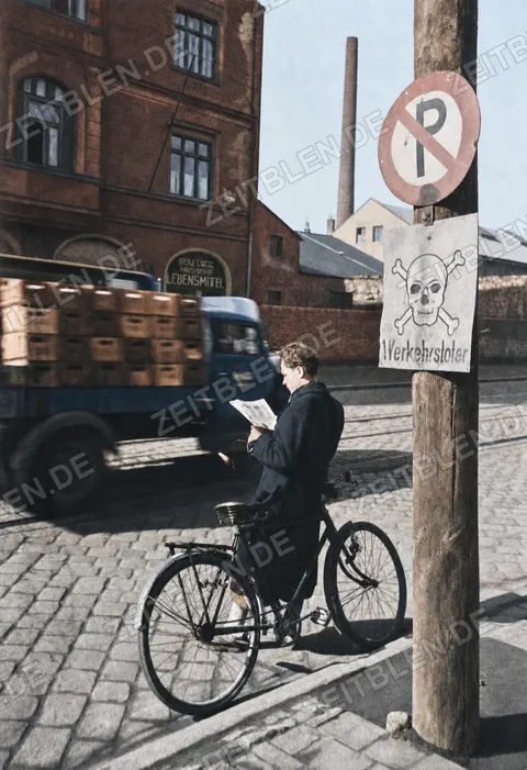 Radfahrer unter Warnschild zu Verkehrstoten in München
