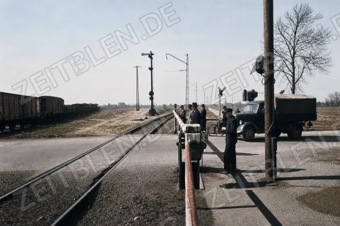 Warten an der Bahnschranke im Münchner Umland