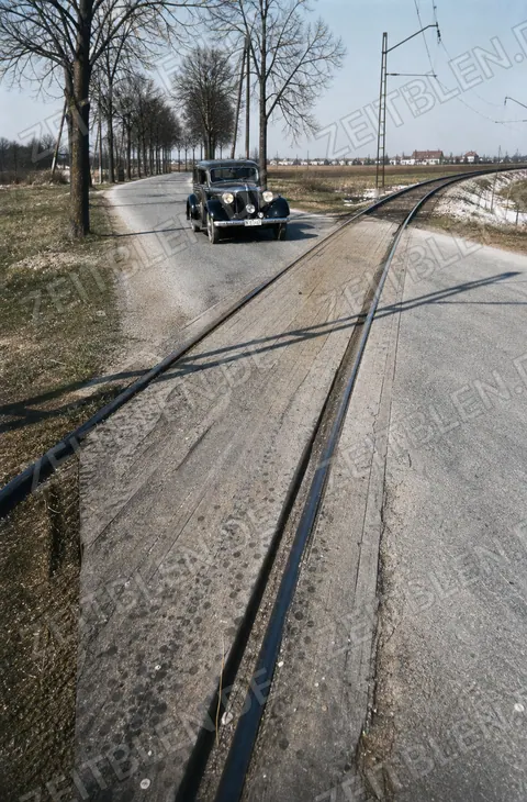Auto an offenem Bahnübergang im Münchner Umland