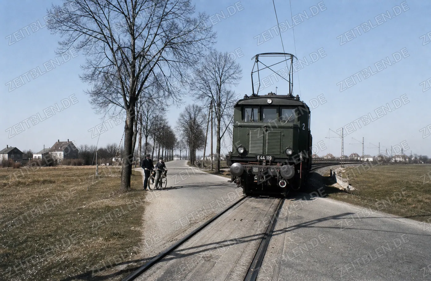 Elektrolokomotive E 44 119 passiert wartende Radfahrer