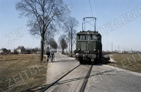 Elektrolokomotive E 44 119 passiert wartende Radfahrer