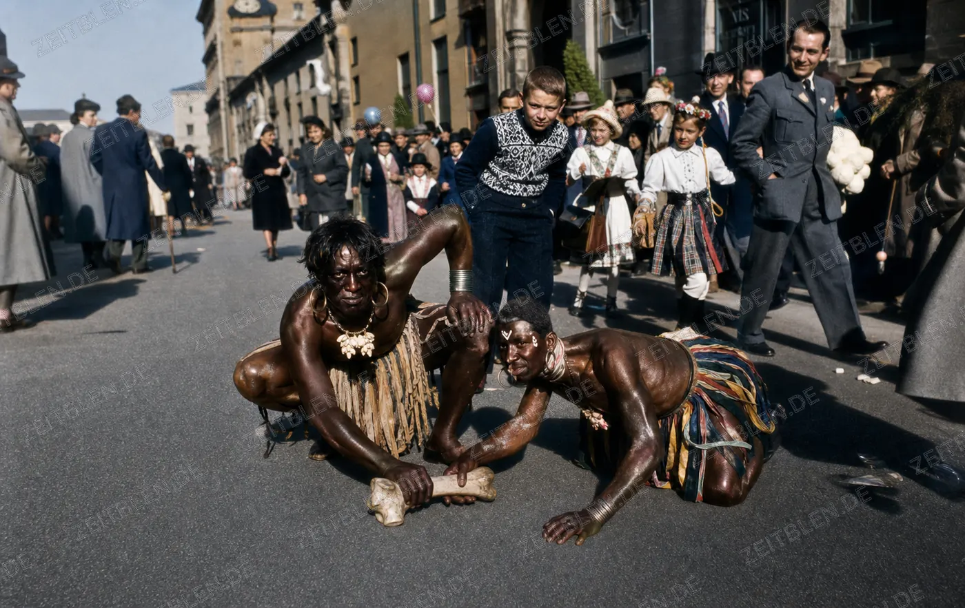 Kolonial geprägte Kostümszene beim Münchner Faschingsumzug
